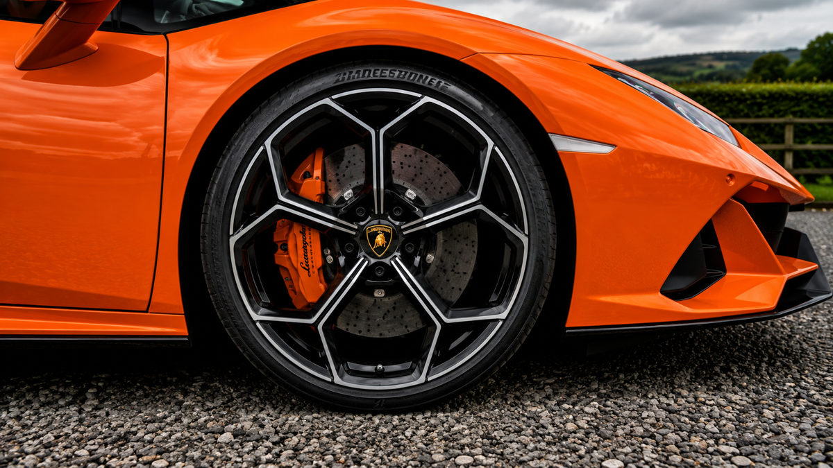 Lamborghini Huracán EVO, Stance in one crop
