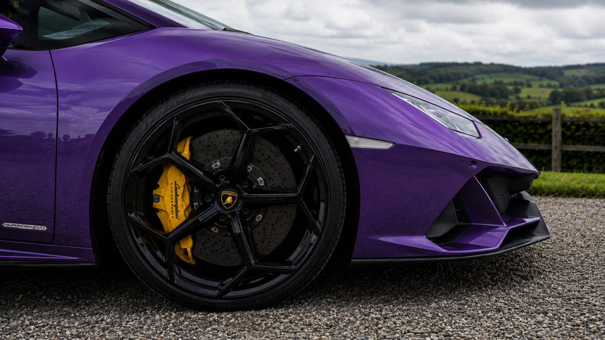 Lamborghini Huracán · Violet, The details stay sharp