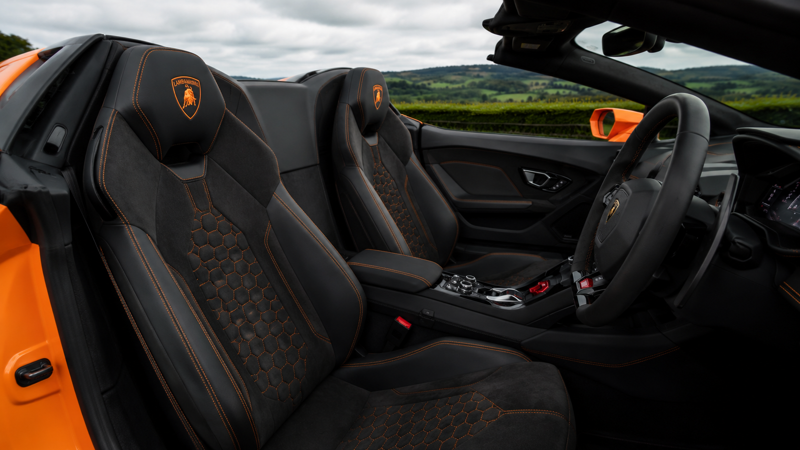 Lamborghini Huracán EVO, Arrive, pause, step out